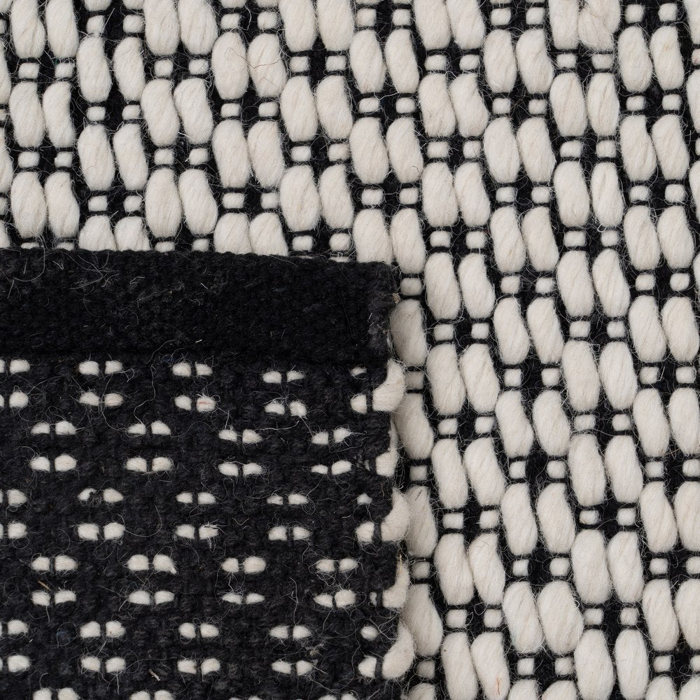BLACK AND WHITE WOVEN RUG DECORATION 80 X 150 CM