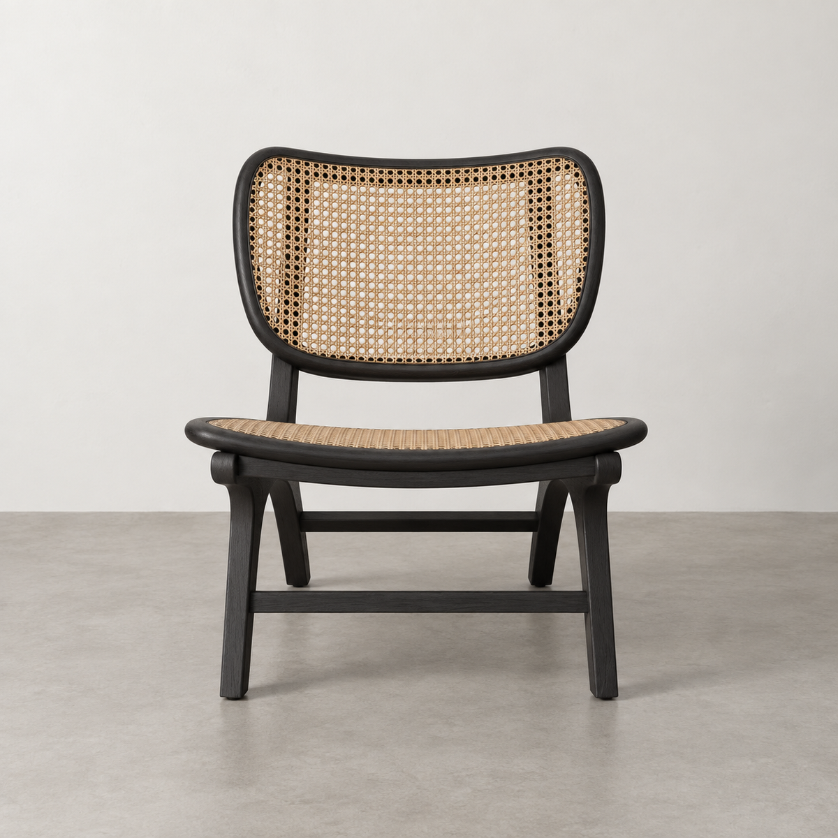 Sillón negro ratán madera — vista frontal