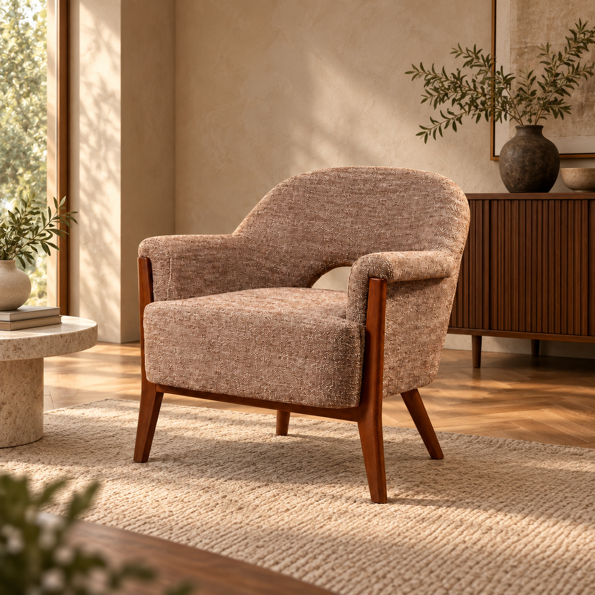 Sillón beige-marrón tejido-madera salón — ambiente