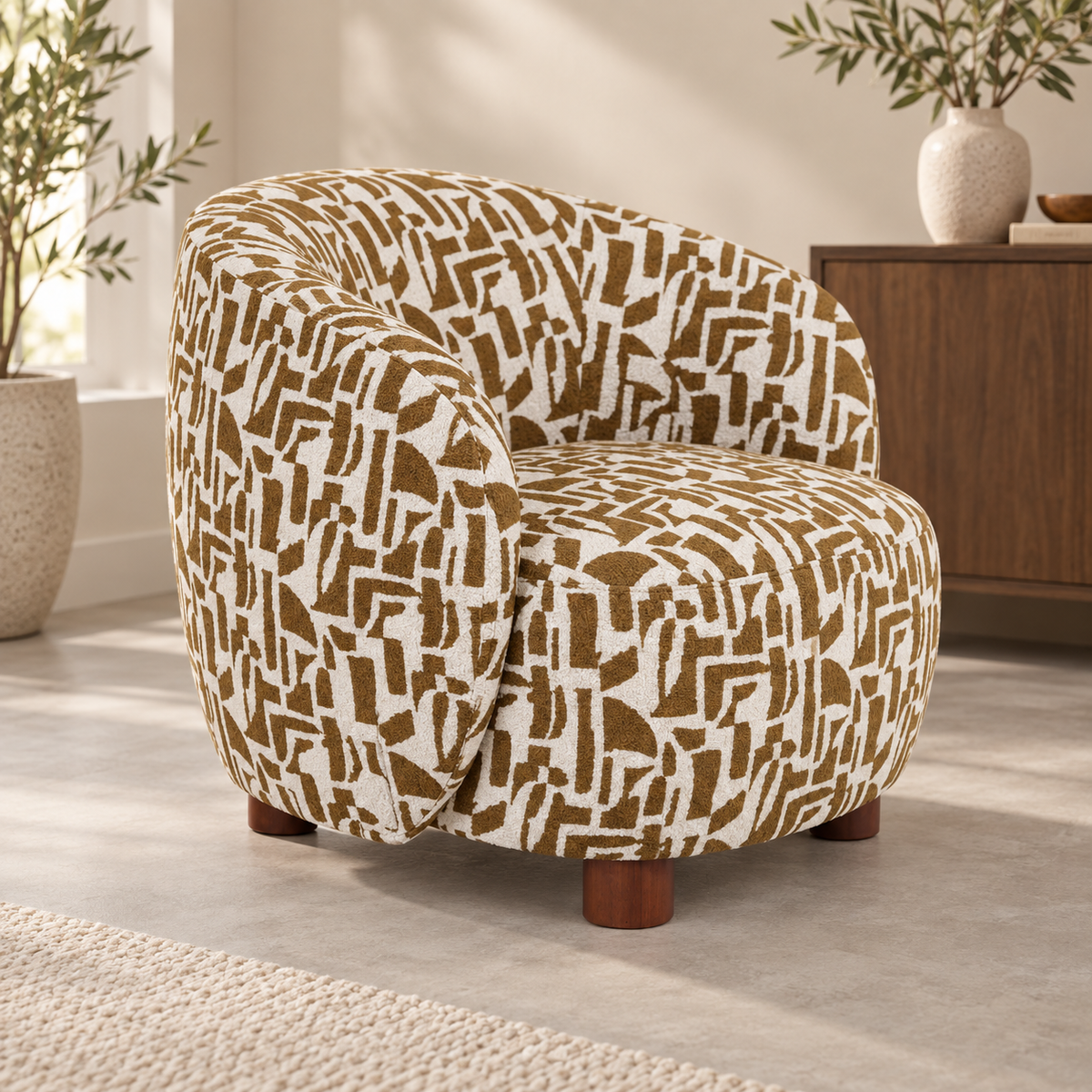 Vista 3/4 del sillón estampado crema-ocre