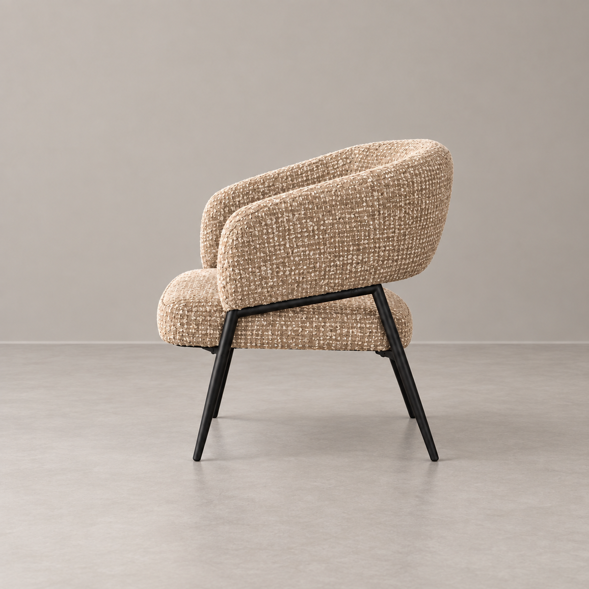 Sillón Tilo beige tejido y estructura metálica negra — vista lateral
